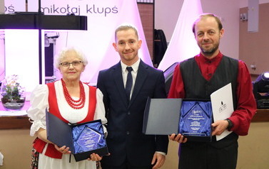 Zdjęcie przedstawia Panią Zofię Cugier, Pana Grzegorza Hermana, Pana Popiełkiewicza