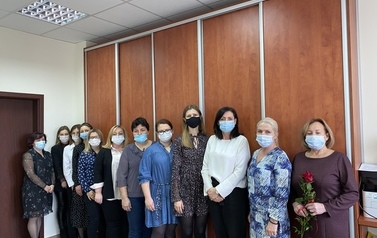 Zdjęcie grupowe wszystkich pracownik&oacute;w socjalnych wraz z Panią Ewą Kasperską