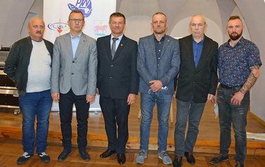 Zebranie koła wędkarskiego karaś zdjęcie grupowe