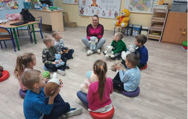 Grupa dzieci trzymająca swoje ulubione pluszowe misie