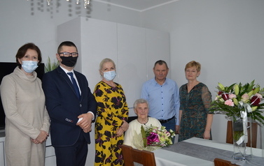Zdjęcie przedstawia przedstawia Jubilat&oacute;w wraz z Kierownikiem USC i Panią Sekretarz