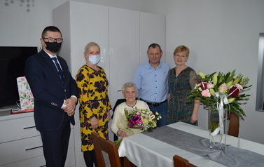 Zdjęcie przedstawia Jubilat&oacute;w w raz z Panią Sekretarz
