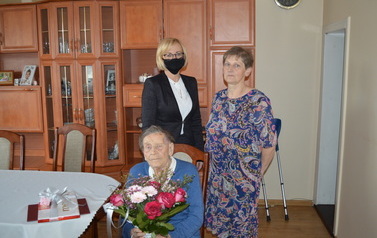 Zdjęcie przedstawia Panią Burmistrz z Jubilatką