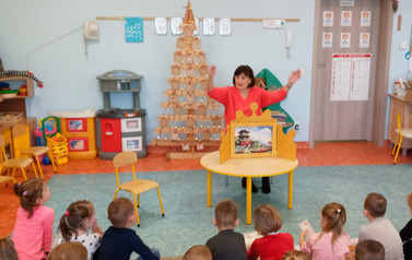 Dzieciaki z przedszkola Świat Bajek w bibliotece w Wielichowie