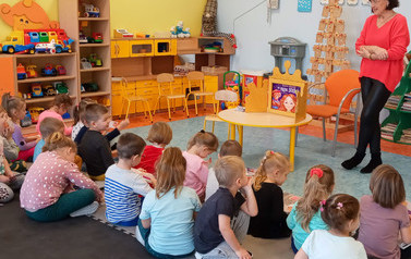 Dzieciaki z przedszkola Świat Bajek w bibliotece w Wielichowie