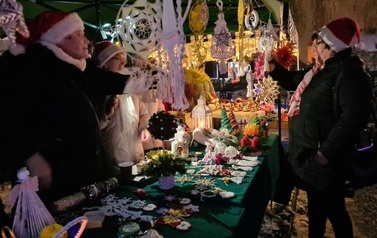 Zdjęcie przedstawia  stoisko z upominkami 