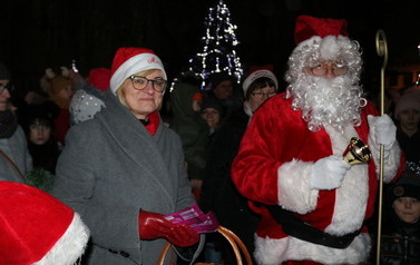 Zdjęcie przedstawia Panią Burmistrz z Mikołajem