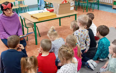 Zdjęcie przedstawia dzieci z przedszkola 