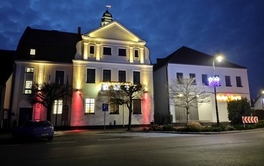 Zdjęcie przedstawia budynek Urzędu Miejskiego w Wielichowie 