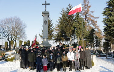 Zdjęcie przedstawia delegację uczestniczące w uroczystości 