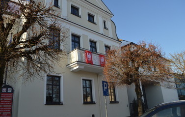 Zdjęcie przedstawia budynek Urzędu Miejskiego w Wielichowie 