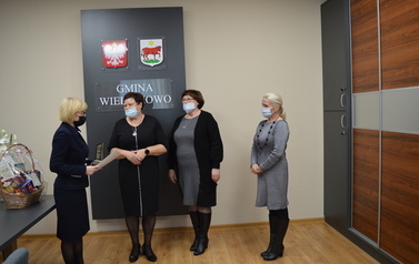 Zdjęcie przedstawia wręczenie statuetki 