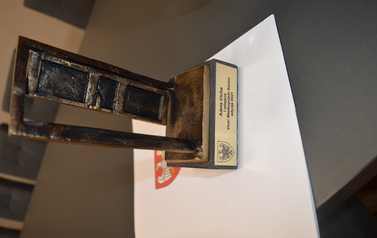 Zdjęcie przedstawia statuetkę 