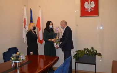 Zdjęcie przedstawia wręczenie awansu zawodowego 