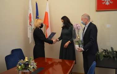 Zdjęcie przedstawia wręczenie awansu zawodowego 