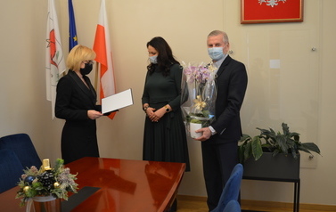 Zdjęcie przedstawia wręczenie awansu zawodowego 