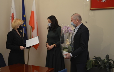 Zdjęcie przedstawia wręczenie awansu zawodowego 