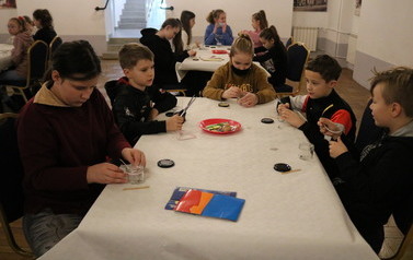 Zdjęcie przedstawia grupę dzieci 