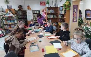 Zdjęcie przedstawia grupę dzieci 
