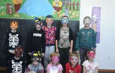 Zdjęcie przedstawia grupę dzieci w maskach 