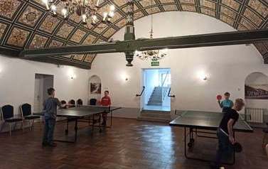 Zdjęcie przedstawia grupę grających dzieci 