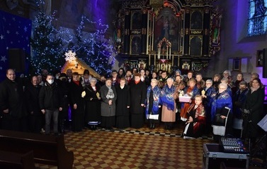 Zdjęcie przedstawia zesp&oacute;ł śpiewaczy 