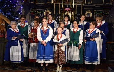 Zdjęcie przedstawia zesp&oacute;ł śpiewaczy 