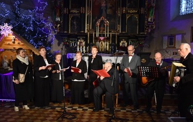 Zdjęcie przedstawia zesp&oacute;ł śpiewaczy 