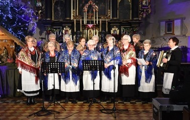 Zdjęcie przedstawia zesp&oacute;ł śpiewaczy 