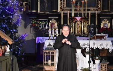 Zdjęcie przedstawia księdza 