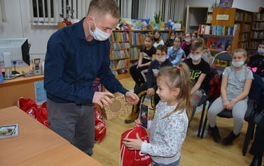 Zdjęcie przedstawia wręczenie pakiet&oacute;w wolontariuszom