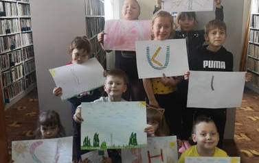 Dzieci stworzyły karty z ilustracjami do wiersza