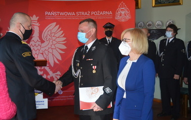 Przekazanie promes na zakup  samochod&oacute;w ratowniczo-gaśniczych dla OSP