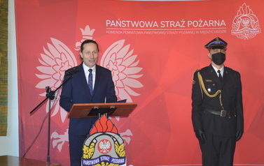 Przekazanie promes na zakup  samochod&oacute;w ratowniczo-gaśniczych dla OSP