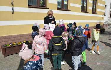 Dzieciaki z przedszkola żegnały zimę a wiosnę witały