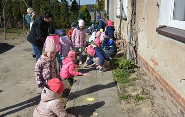Dzieciaki z przedszkola żegnały zimę a wiosnę witały