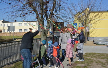 Dzieciaki z przedszkola żegnały zimę a wiosnę witały