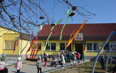 Dzieciaki z przedszkola żegnały zimę a wiosnę witały