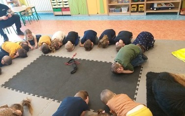 Wizyta Policjant&oacute;w w przedszkolu Świat Bajek