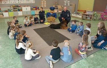 Wizyta Policjant&oacute;w w przedszkolu Świat Bajek