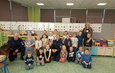 Wizyta Policjant&oacute;w w przedszkolu Świat Bajek