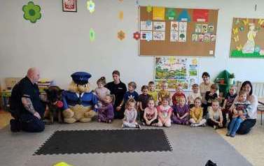 Wizyta Policjant&oacute;w w przedszkolu Świat Bajek
