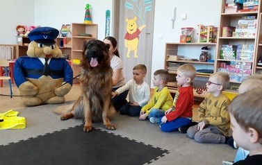 Wizyta Policjant&oacute;w w przedszkolu Świat Bajek
