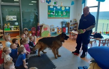 Wizyta Policjant&oacute;w w przedszkolu Świat Bajek