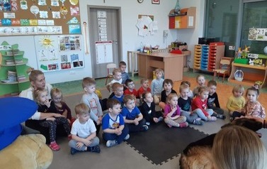 Wizyta Policjant&oacute;w w przedszkolu Świat Bajek