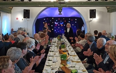Zdjęcie przedstawia zaproszonych gości 