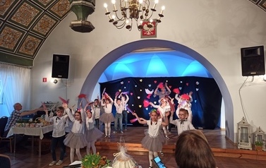 Zdjęcie przedstawia występ dzieci 