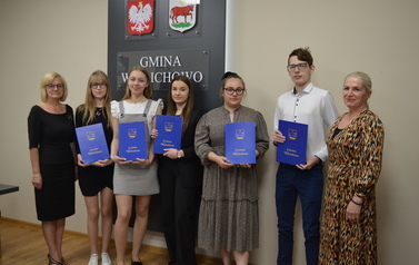 Zdjęcie przedstawia absolwent&oacute;w 
