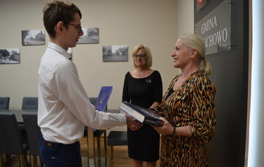 Zdjęcie przedstawia absolwent&oacute;w 