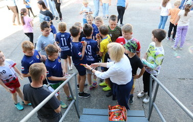 Zdjęcie przedstawia dzieci z Panią Burmistrz
